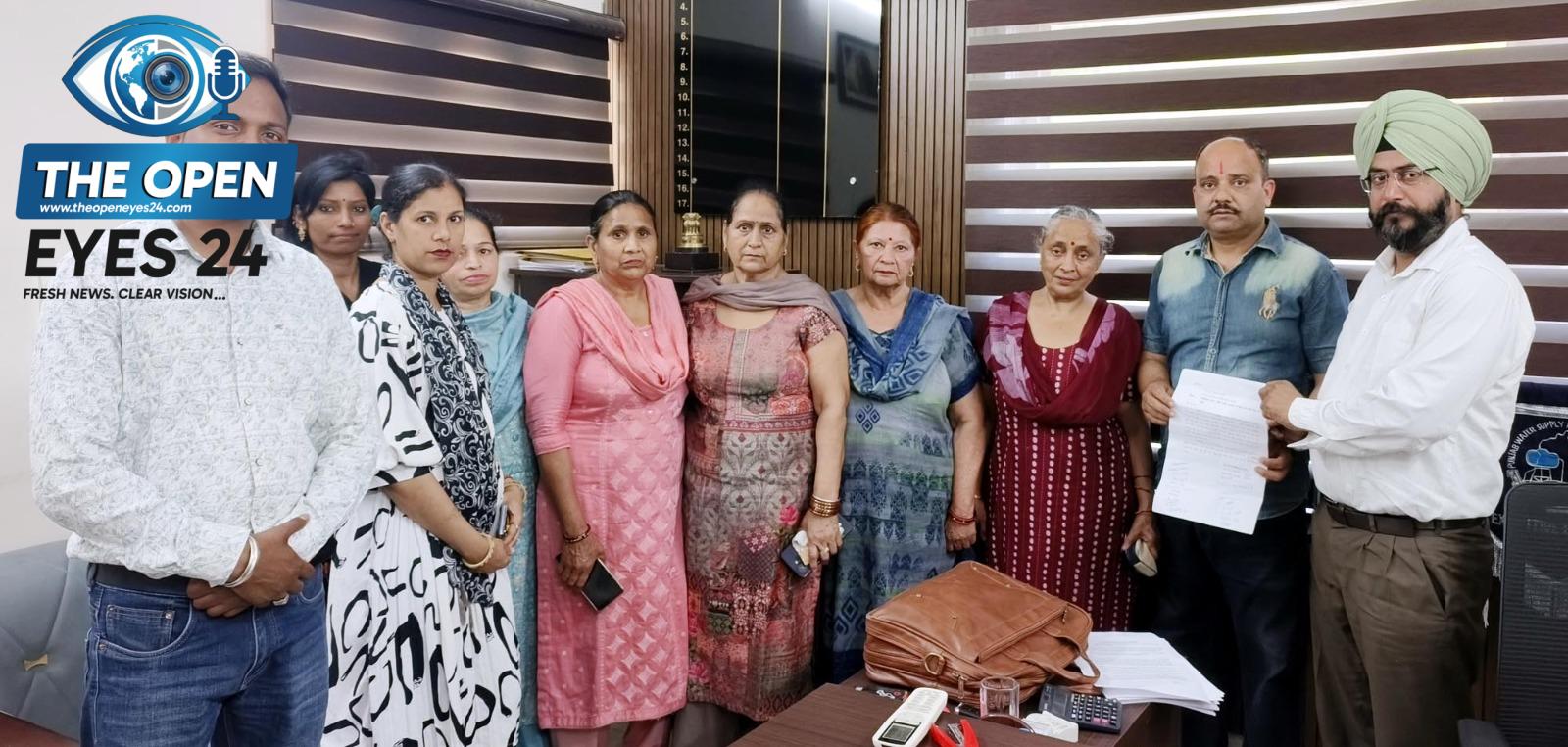 ਪਾਣੀ ਨੂੰ ਤਰਸੇ ਕਿਲ੍ਹਾ ਮੁਹੱਲਾ ਬਰਨਾਲਾ ਦੇ ਨਿਵਾਸੀਆਂ ਦਾ ਵਫਦ ਨੇ ਐਕਸੀਅਨ ਕੋਲ ਦਰਜ ਕਰਵਾਈ ਸ਼ਿਕਾਇਤ