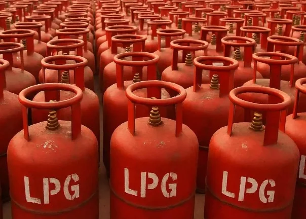 ਵੱਡਾ ਝਟਕਾ: LPG ਸਿਲੰਡਰ ਦੀਆਂ ਕੀਮਤਾਂ ਵਧੀਆਂ, ਪੜ੍ਹੋ ਤਾਜ਼ਾ ਰੇਟ!