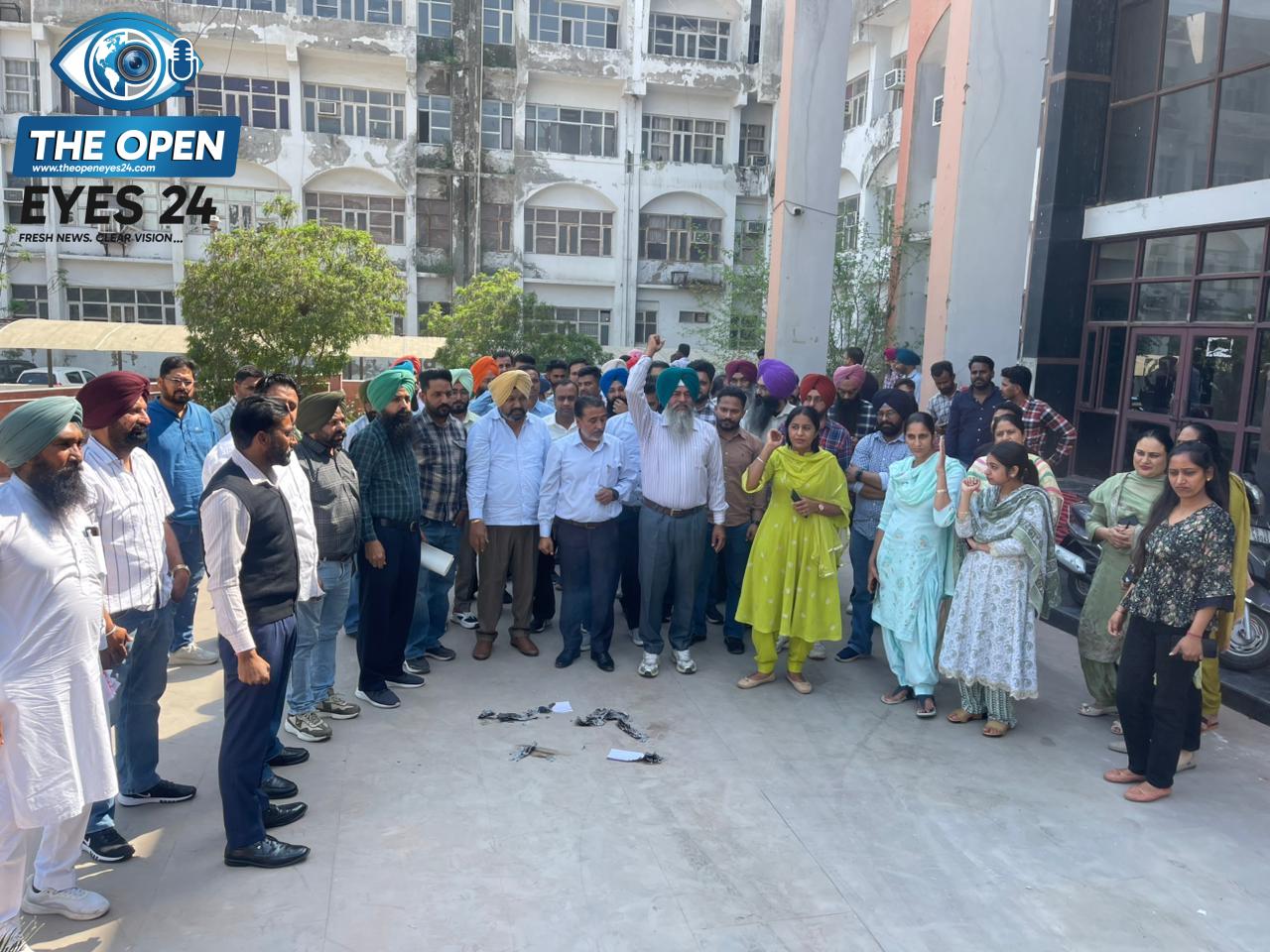 ਕਲੈਰੀਕਲ ਕਾਮਿਆਂ ਨੇ ਰੋਸ ਮੁਜ਼ਾਹਰਾ ਕਰਕੇ ਨੋਟੀਫਿਕੇਸ਼ਨ ਦੀਆ ਕਾਪੀਆਂ ਸਾੜੀਆਂ