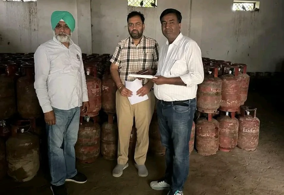 ਘਰੇਲੂ ਸਿਲੰਚਰਾਂ ਦੀ ਗੈਰਕਾਨੂੰਨੀ ਇਸਤੇਮਾਲ ਨੂੰ ਰੋਕਣ ਲਈ ਕਮਰਸ਼ੀਅਲ ਥਾਵਾਂ ਉੱਤੇ ਛਾਪੇਮਾਰੀ ਕੀਤੀ ਜਾਵੇਗੀ। ਡੀ.ਸੀ.ਬਠਿੰਡਾ