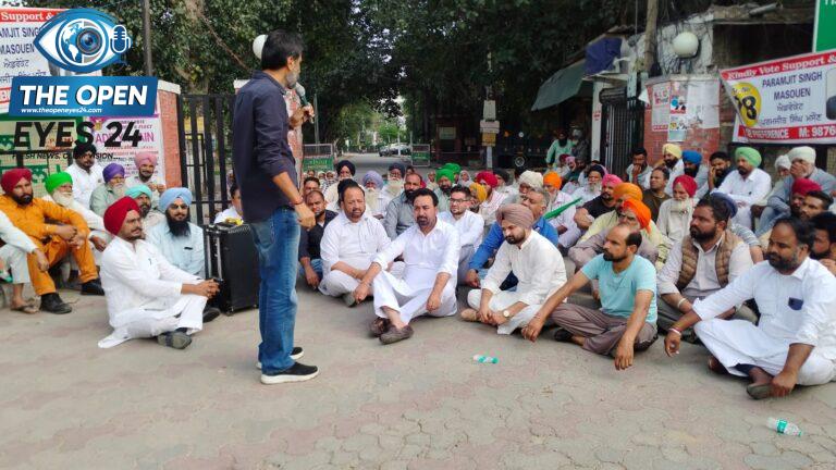 ਨੌਜਵਾਨ ਵੱਲੋਂ ਜ਼ਹਿਰ ਨਿਗਲ ਕੇ ਖੁਦਕੁਸ਼ੀ ਦੀ ਕੋਸ਼ਿਸ਼: ਪੁਲਿਸ ਅਤੇ ਸਿਆਸੀ ਦਬਾਅ ਦੇ ਇਲਜ਼ਾਮਾਂ ਹੇਠ ਪਰਿਵਾਰ ਵੱਲੋਂ SSP ਦਫ਼ਤਰ ਅੱਗੇ ਧਰਨਾ ਜਾਰੀ