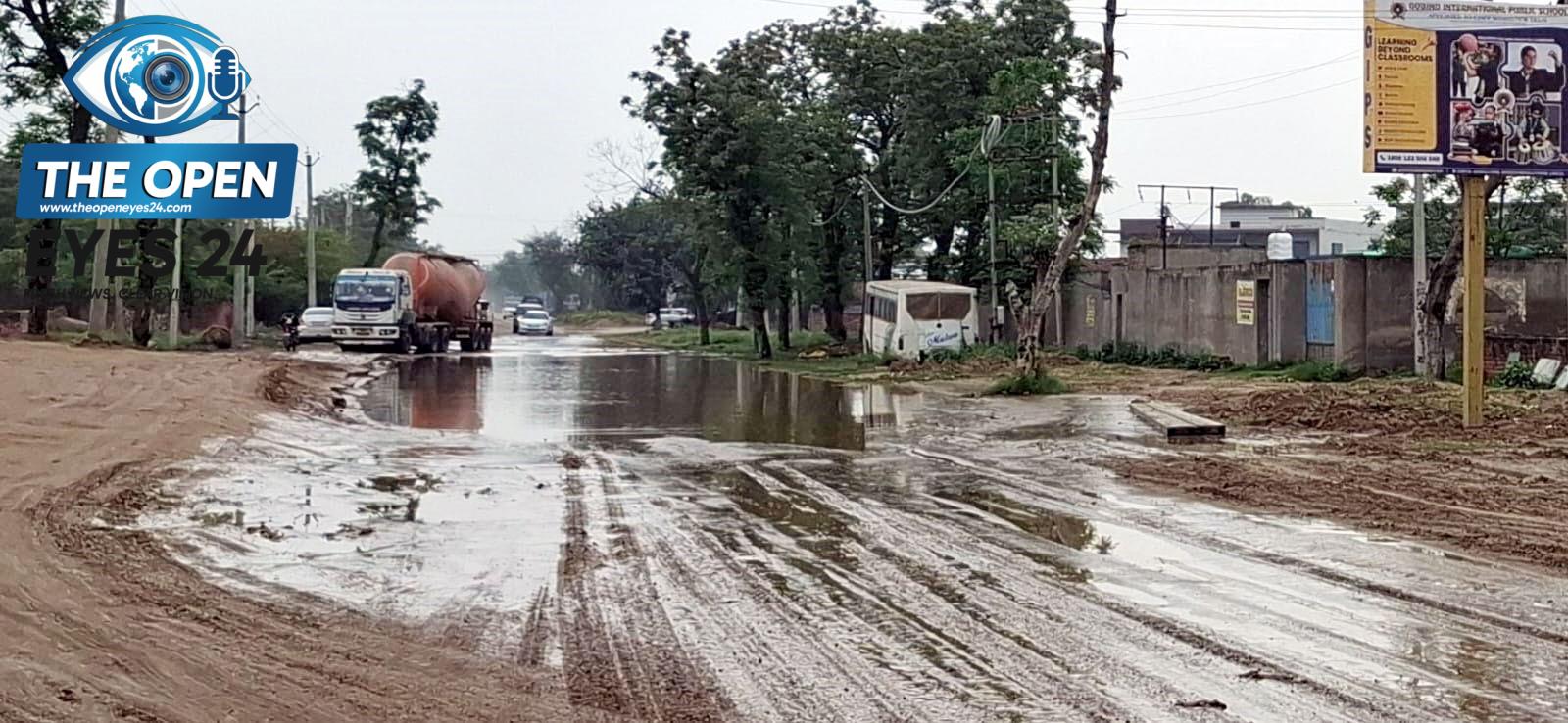 ਲੋਕ ਨਿਰਮਾਣ ਅਧੀਨ ਬਰਨਾਲਾ-ਬਾਜਾਖਾਨਾ ਮੁਖ ਮਾਰਗ 'ਤੇ 300 ਮੀਟਰ 'ਨਰਕ': ਸੜਕ ਦਾ ਨੀਵਾਂ ਹਿੱਸਾ ਰਾਹਗੀਰਾਂ ਲਈ ਬਣਿਆ ਜਾਨਲੇਵਾ