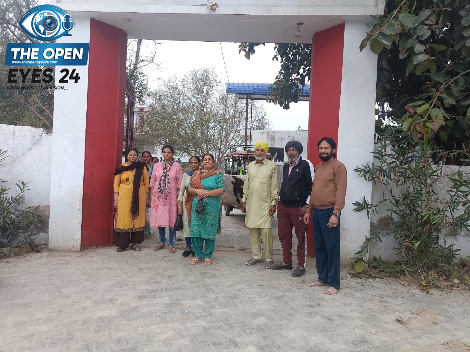 ਪਵਿੱਤਰ ਨਵਰਾਤਿਆਂ ਦੌਰਾਨ ਭਦੌੜ ਦੇ ਦੁਰਗਾ ਮਾਤਾ ਮੰਦਰ ਦੇ ਬਾਹਰ ਗੰਦਗੀ ਦੇ ਲੱਗੇ ਢੇਰ, ਸ਼ਰਧਾਲੂਆਂ 'ਚ ਭਾਰੀ ਰੋਸ