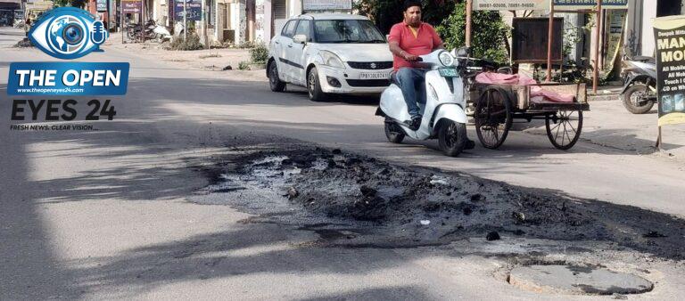 ਨਗਰ ਨਿਗਮ ਬਰਨਾਲਾ ਦੀ ਲਾਪਰਵਾਹੀ: ਸੜਕ ਦੇ ਵਿਚਕਾਰ ਪਏ ਸੀਵਰੇਜ ਦੀ ਗੰਦਗੀ ਦੇ ਢੇਰ ਰਾਹਗੀਰਾਂ ਤੇ ਦੁਕਾਨਦਾਰਾਂ ਲਈ ਬਣੇ ਮੁਸੀਬਤ