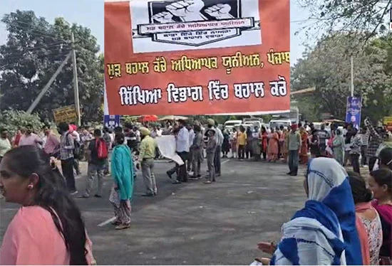 ਸ੍ਰੀ ਆਨੰਦਪੁਰ ਸਾਹਿਬ-ਨੰਗਲ ਰੋਡ `ਤੇ ਲਾਇਆ ਜਾਮ; ਮੁੱਖ ਮੰਤਰੀ ਦੇ ਹੁਕਮਾਂ ਦੇ ਬਾਵਜੂਦ ਫਾਈਲਾਂ ਲਟਕਾਉਣ ਦੇ ਲਾਏ ਇਲਜ਼ਾਮ