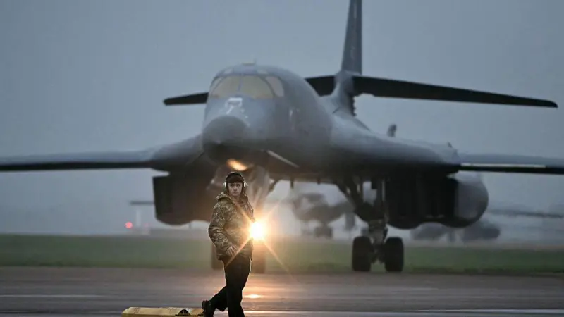 ਬੰਬਾਰ ਬ੍ਰਿਟੇਨ ਪਹੁੰਚਿਆ