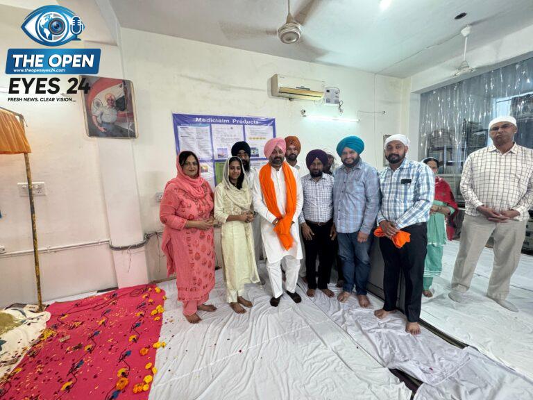 ਕੈਪਸ਼ਨ - ਬਰਨਾਲਾ ਵਿਖ਼ੇ ਵਿਧਾਇਕ ਕੁਲਦੀਪ ਸਿੰਘ ਢਿੱਲੋਂ ਨੂੰ ਸਨਮਾਨਿਤ ਕੀਤੇ ਜਾਣ ਸਮੇਂ।