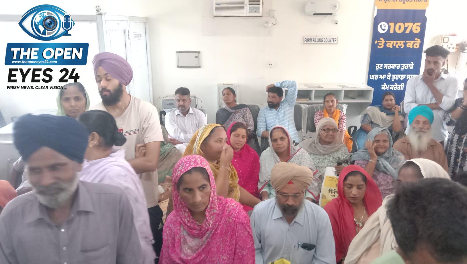 ਸੁਵਿਧਾ ਕੇਂਦਰਾਂ ਵਿੱਚ ਲੱਗੀਆਂ ਲੰਬੀਆਂ ਲਾਈਨਾਂ ਤੋਂ ਅੱਕੇ ਲੋਕ ਅਕਾਲੀ ਸਰਕਾਰ ਨੂੰ ਕਰਨ ਲੱਗੇ ਯਾਦ