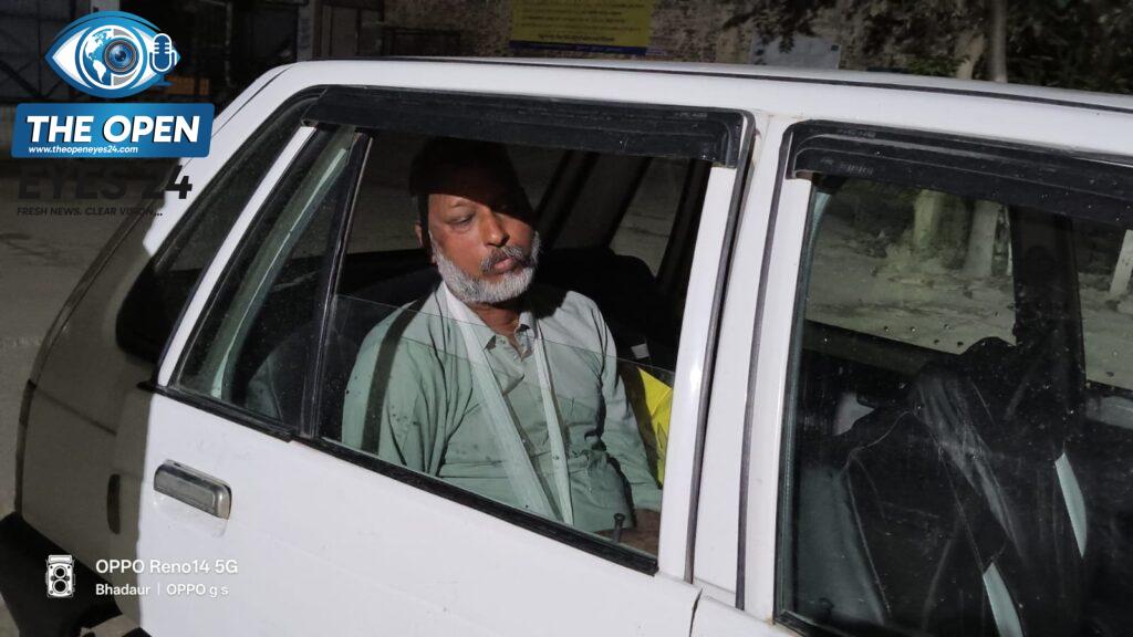 ਫੋਟੋ ਕੈਪਸ਼ਨ: ਹਾਦਸੇ ਵਿੱਚ ਜ਼ਖਮੀ ਹੋਇਆ ਵਿਅਕਤੀ ਅਤੇ ਹਸਪਤਾਲ ਦੇ ਬੰਦ ਪਏ ਦਰਵਾਜ਼ੇ ਦਿਖਾਉਂਦੇ ਹੋਏ ਪਿੰਡ ਦੇ ਮੋਹਤਬਰ ਸੱਜਣ।