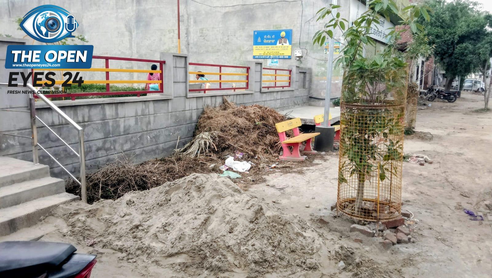 ਭਦੌੜ ਦੇ ਨਾਨਕਸਰ ਰੋੜ ਉੱਪਰ ਬਹੁਤ ਹੀ ਸੁੰਦਰ ਬਣੇ ਸ਼ਹੀਦ ਭਗਤ ਸਿੰਘ ਪਾਰਕ ਦੇ ਅੱਗੇ ਗੰਦਗੀ ਦੇ ਵੱਡੇ- ਵੱਡੇ ਢੇਰ ਲੱਗਣ ਕਾਰਨ ਲੋਕਾਂ ਦਾ ਜਿਉਣਾ ਦੁੱਭਰ ਹੋ ਚੁੱਕਾ ਹੈ ।ਪਿਛਲੇ 10 ਦਿਨਾਂ ਤੋਂ ਪਾਰਕ ਦੀ ਕਟਾਈ ਕਰਕੇ ਮਾਲੀਆਂ ਵੱਲੋਂ ਪੌਦਿਆਂ ਦੀ ਰਹਿੰਦ ਖੂੰਦ ਪਾਰਕ ਦੇ ਬਾਹਰ ਵਾਲੀ ਸਾਈਡ ਤੇ ਢੇਰ ਲਗਾ ਦਿੱਤੇ ਗਏ ਸਨ