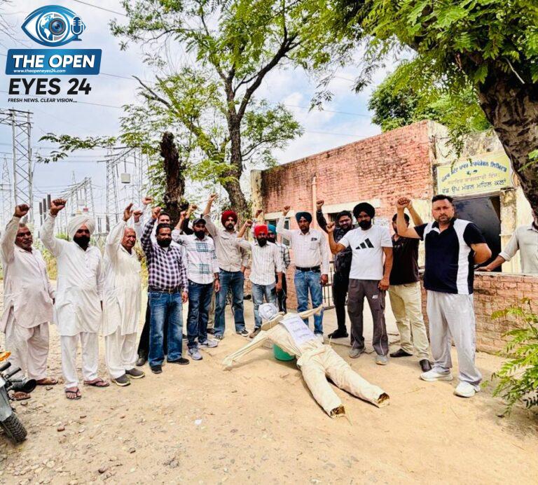 ਕੈਪਸ਼ਨ:220 ਕੇਵੀ ਗਰਿੱਡ ਮਹਿਲ ਕਲਾਂ ਵਿਖੇ ਗੇਟ ਰੈਲੀ ਕਰਦੇ ਬਿਜਲੀ ਮੁਲਾਜ਼ਮ।