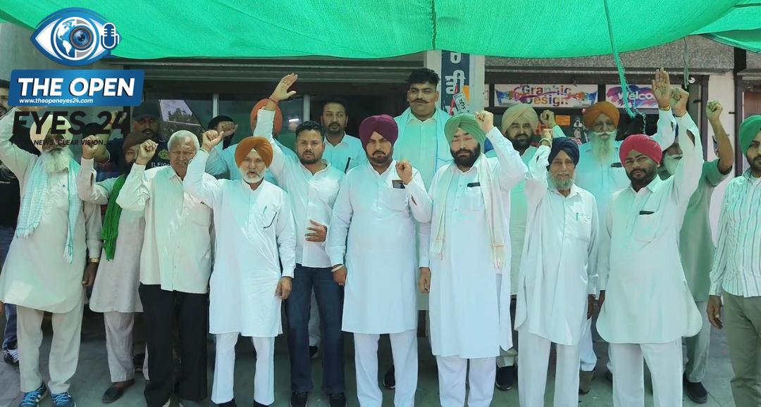 ਕੈਪਸਨ ਮਹਿਲ ਕਲਾਂ ਵਿੱਚ ਪੱਤਰਕਾਰ ਮਿਲਣੀ ਦੌਰਾਨ ਇਕੱਠੇ ਹੋਏ ਕਾਗਰਸ ਆਗੂ।