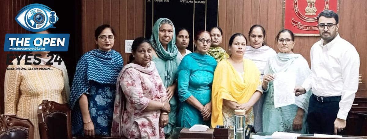 ਸਾਡਾ ਹੱਕ ਐਥੇ ਰੱਖ... ਆਂਗਣਵਾੜੀ ਵਰਕਰਾਂ ਨੇ ਆਪਣੇ ਲਈ ਖਰੀਦੇ ਮੋਬਾਇਲ ਹੋਰ ਮੁਲਾਜ਼ਮਾਂ ਨੂੰ ਦੇਣ ਦਾ ਕੀਤਾ ਵਿਰੋਧ