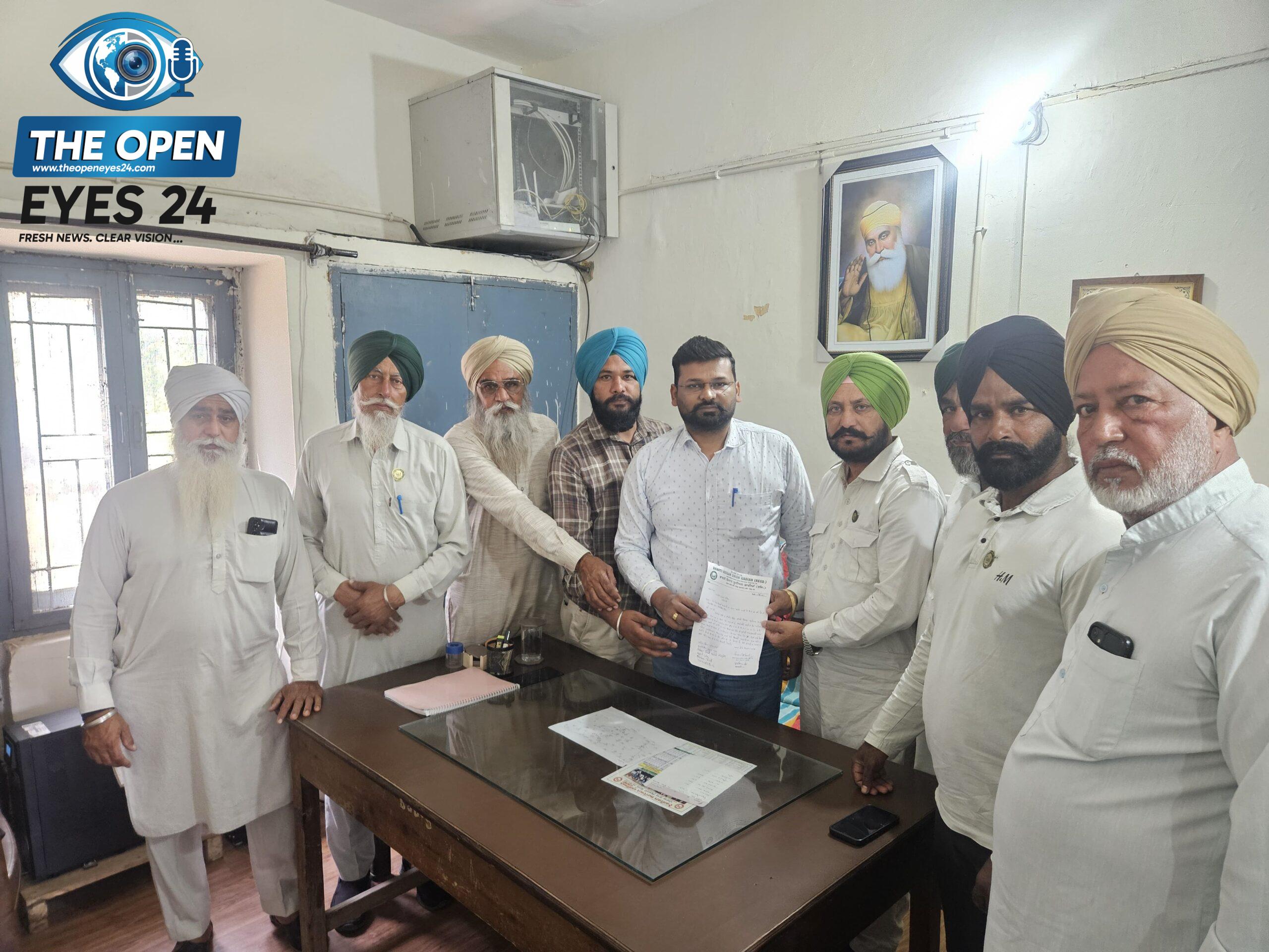 ਭਾਰਤੀ ਕਿਸਾਨ ਯੂਨੀਅਨ ਕਾਦੀਆਂ ਦੇ ਆਗੂ ਪਾਵਰਕਾਮ ਸਬ ਡਿਵੀਜ਼ਨ ਮਹਿਲ ਕਲਾਂ ਦੇ ਐਸਡੀਓ ਨੂੰ ਮੰਗ ਪੱਤਰ ਸੌਂਪਦੇ ਹੋਏ।