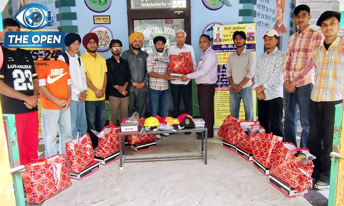ਸਕੂਲ ਆਫ਼ ਐਮੀਨੈਂਸ ਬਰਨਾਲਾ ਵਿਖੇ ਸਕਿਊਰਟੀ ਟ੍ਰੇਡ ਦੇ ਵਿਦਿਆਰਥੀਆਂ ਨੂੰ ਸਟੂਡੈਂਟ ਕਿੱਟਾਂ ਦੀ ਵੰਡ