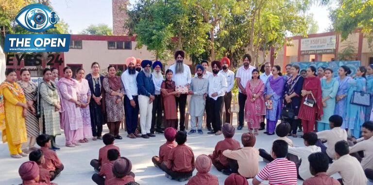 ਕੈਪਸ਼ਨ – ਪੱਖੋ ਕਲਾਂ ਵਿਖੇ ਵਿਦਿਆਰਥਣ ਰੂਬੀ ਦਾ ਸਨਮਾਨ ਕਰਦੇ ਹੋਏ ਡੀਈਓ ਸੁਨੀਤਇੰਦਰ ਸਿੰਘ ਗਿੱਲ ਤੇ ਹੋਰ।