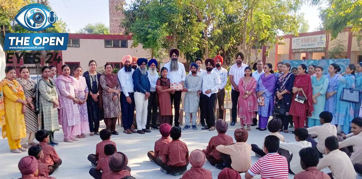 ਕੈਪਸ਼ਨ – ਪੱਖੋ ਕਲਾਂ ਵਿਖੇ ਵਿਦਿਆਰਥਣ ਰੂਬੀ ਦਾ ਸਨਮਾਨ ਕਰਦੇ ਹੋਏ ਡੀਈਓ ਸੁਨੀਤਇੰਦਰ ਸਿੰਘ ਗਿੱਲ ਤੇ ਹੋਰ।