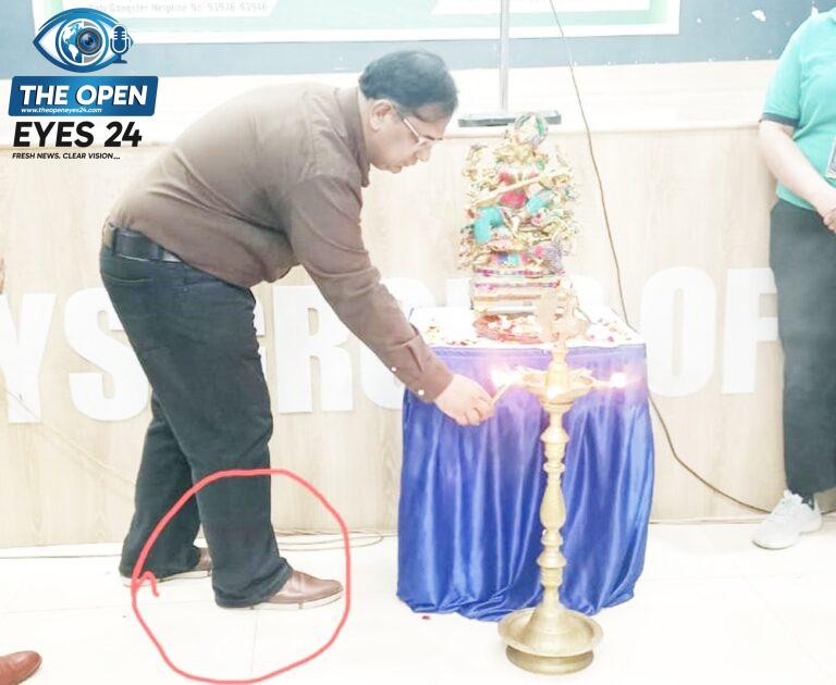 ਜੁੱਤੀਆਂ ਸਣੇ ਜੋਤ ਪ੍ਰਚੰਡ: ਧਰਮ ਦੇ ਨਾਮ 'ਤੇ ਦਿਖਾਵਾ ਜਾਂ ਰੱਬ ਨਾਲੋਂ ਵੱਡਾ ਹੋਣ ਦਾ ਭਰਮ? ਵਾਈ.ਐੱਸ ਗਰੁੱਪ ਬਰਨਾਲਾ ਦੇ ਪ੍ਰਬੰਧਕ ਵਰੁਣ ਭਾਰਤੀ ਦੀ ਹਰਕਤ ਨੇ ਮਰਿਆਦਾ ਕੀਤੀ ਤਾਰ-ਤਾਰ