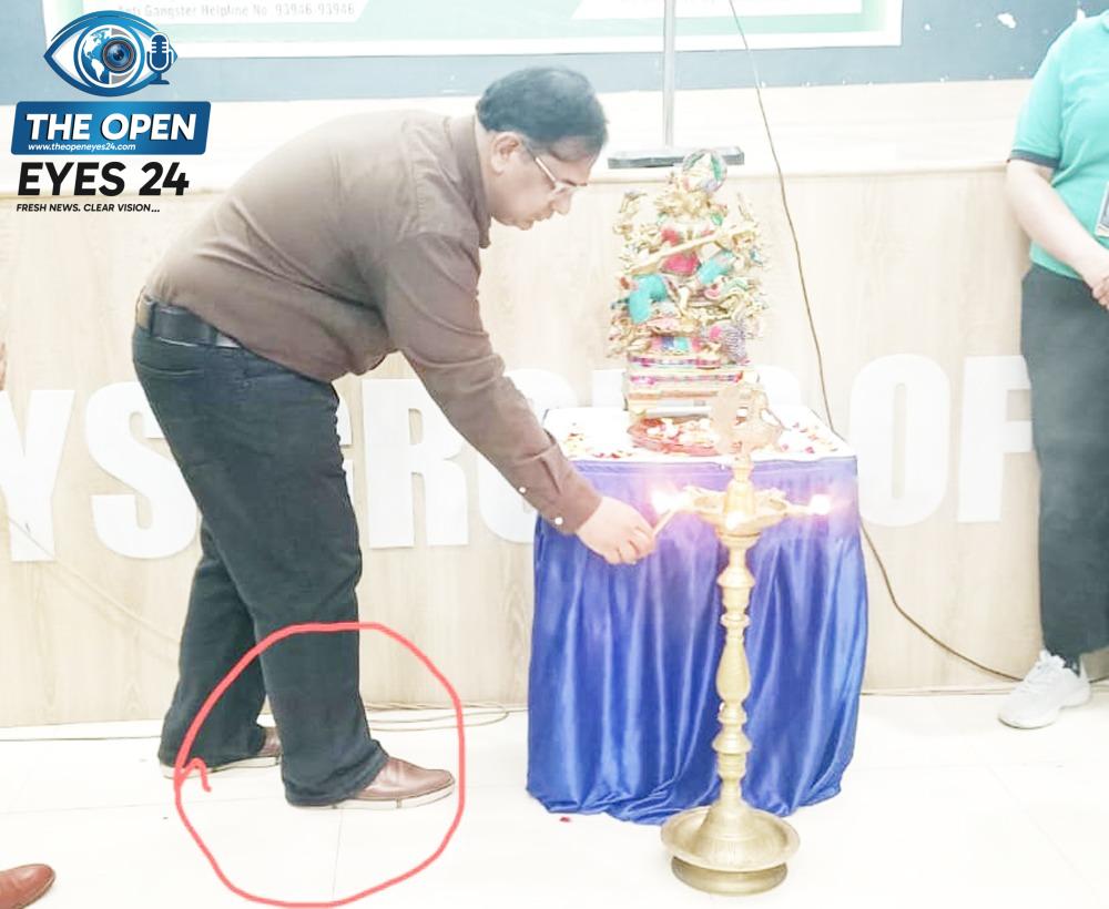 ਜੁੱਤੀਆਂ ਸਣੇ ਜੋਤ ਪ੍ਰਚੰਡ: ਧਰਮ ਦੇ ਨਾਮ 'ਤੇ ਦਿਖਾਵਾ ਜਾਂ ਰੱਬ ਨਾਲੋਂ ਵੱਡਾ ਹੋਣ ਦਾ ਭਰਮ? ਵਾਈ.ਐੱਸ ਗਰੁੱਪ ਬਰਨਾਲਾ ਦੇ ਪ੍ਰਬੰਧਕ ਵਰੁਣ ਭਾਰਤੀ ਦੀ ਹਰਕਤ ਨੇ ਮਰਿਆਦਾ ਕੀਤੀ ਤਾਰ-ਤਾਰ