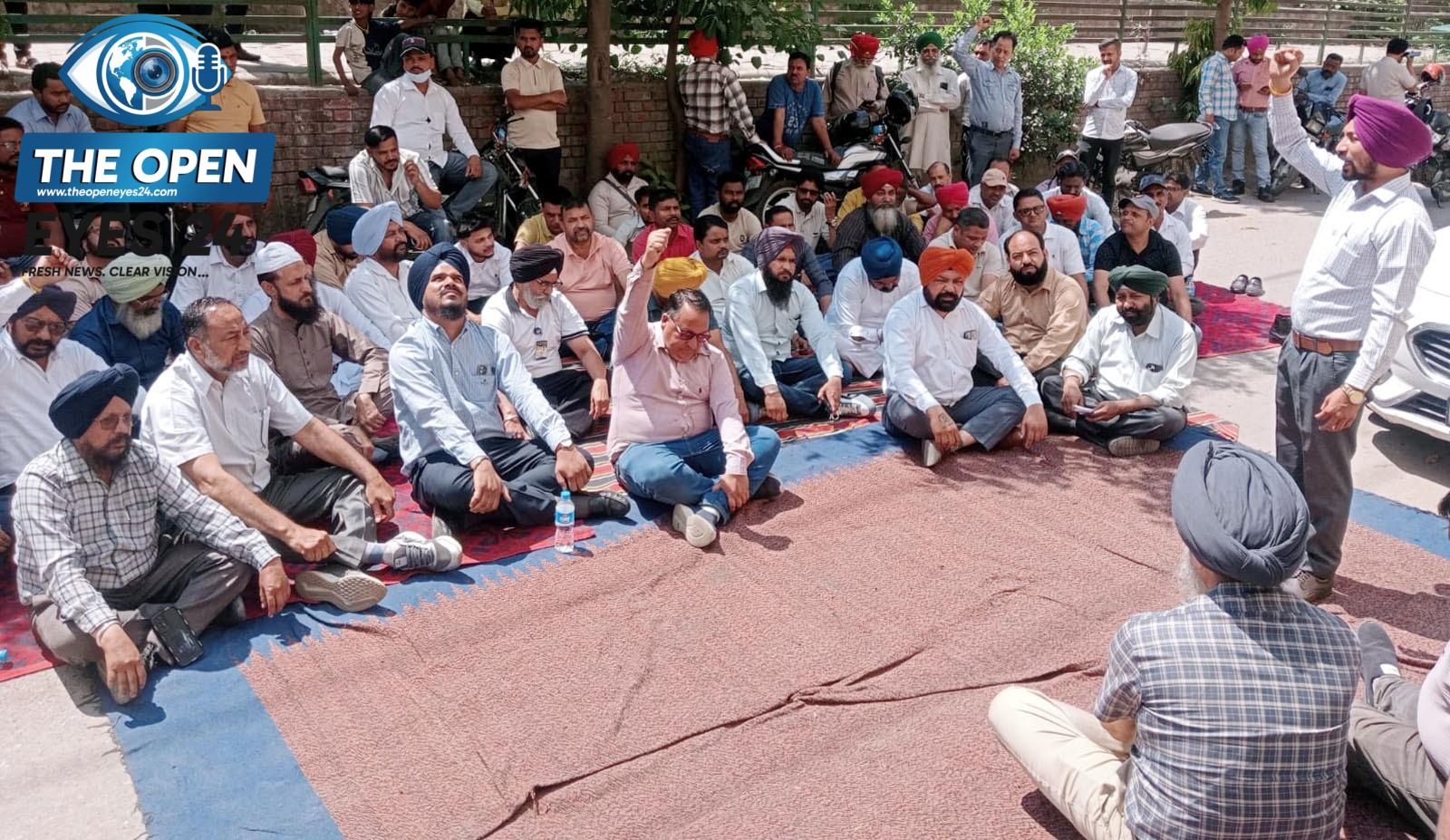 ਲੁਧਿਆਣਾ ਦੇ ਸੀਰਤ ਹਸਪਤਾਲ `ਚ ਮਹਿਲ ਕਲਾਂ ਦੀ ਨੂੰਹ ਦੀ ਮੌਤ: ਡਾਕਟਰਾਂ `ਤੇ ਲਾਪਰਵਾਹੀ ਦੇ ਦੋਸ਼, ਹਸਪਤਾਲ ਅੱਗੇ ਲਗਾਇਆ ਧਰਨਾ