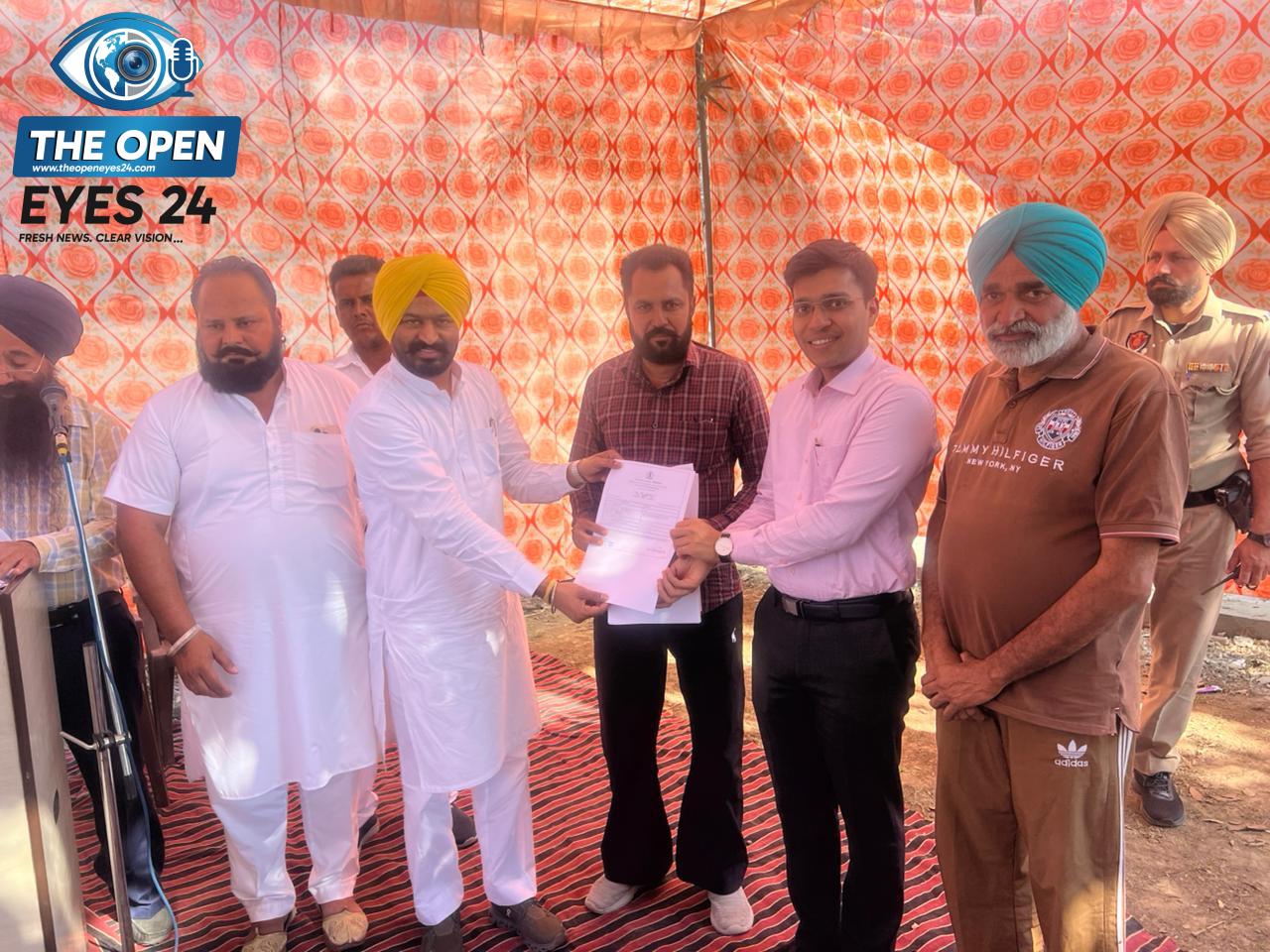 ਮੇਰਾ ਘਰ ਮੇਰੇ ਨਾਮ: ਵਿਧਾਇਕ ਲਾਭ ਸਿੰਘ ਉੱਗੋਕੇ ਨੇ ਲਾਲ ਲਕੀਰ ਅੰਦਰਲੇ ਘਰਾਂ ਦੀਆਂ ਰਜਿਸਟਰੀਆਂ ਸੌਂਪੀਆਂ