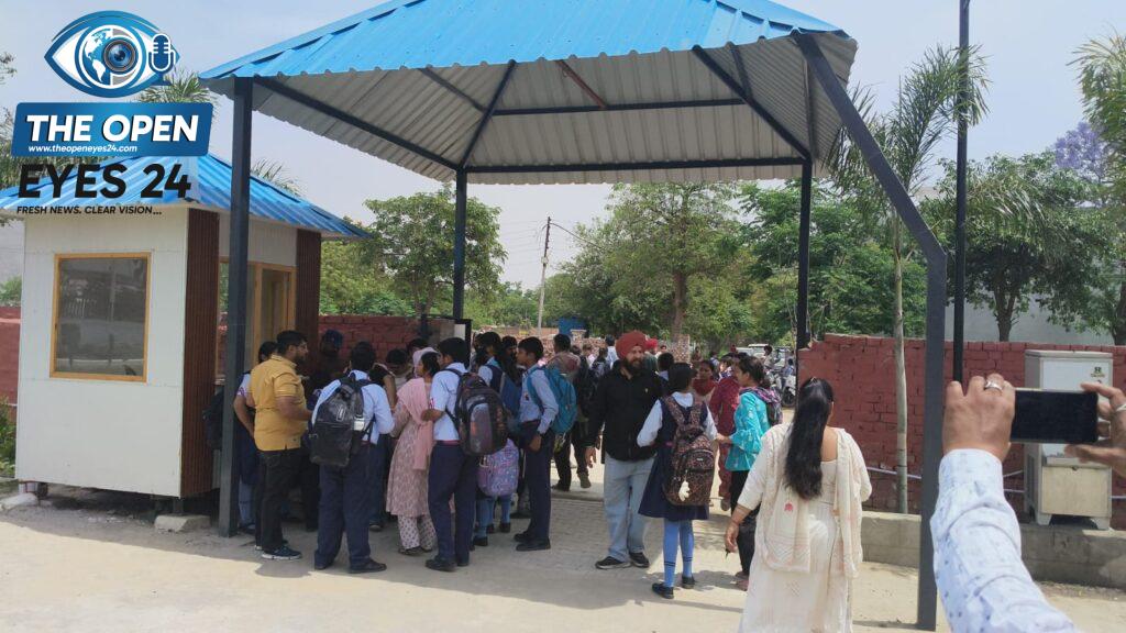 . ਇੱਕ ਨਿੱਜੀ ਸਕੂਲ ਵਿੱਚੋ ਬੰਬ ਮਿਲਣ ਦੀ ਧਮਕੀ ਪਿੱਛੋਂ ਸਕੂਲ ਵਿੱਚੋ ਆਪਣੇ ਬੱਚਿਆਂ ਨੂੰ ਲਿਜਾਂਦੇ ਹੋਏ ਮਾਪੇ