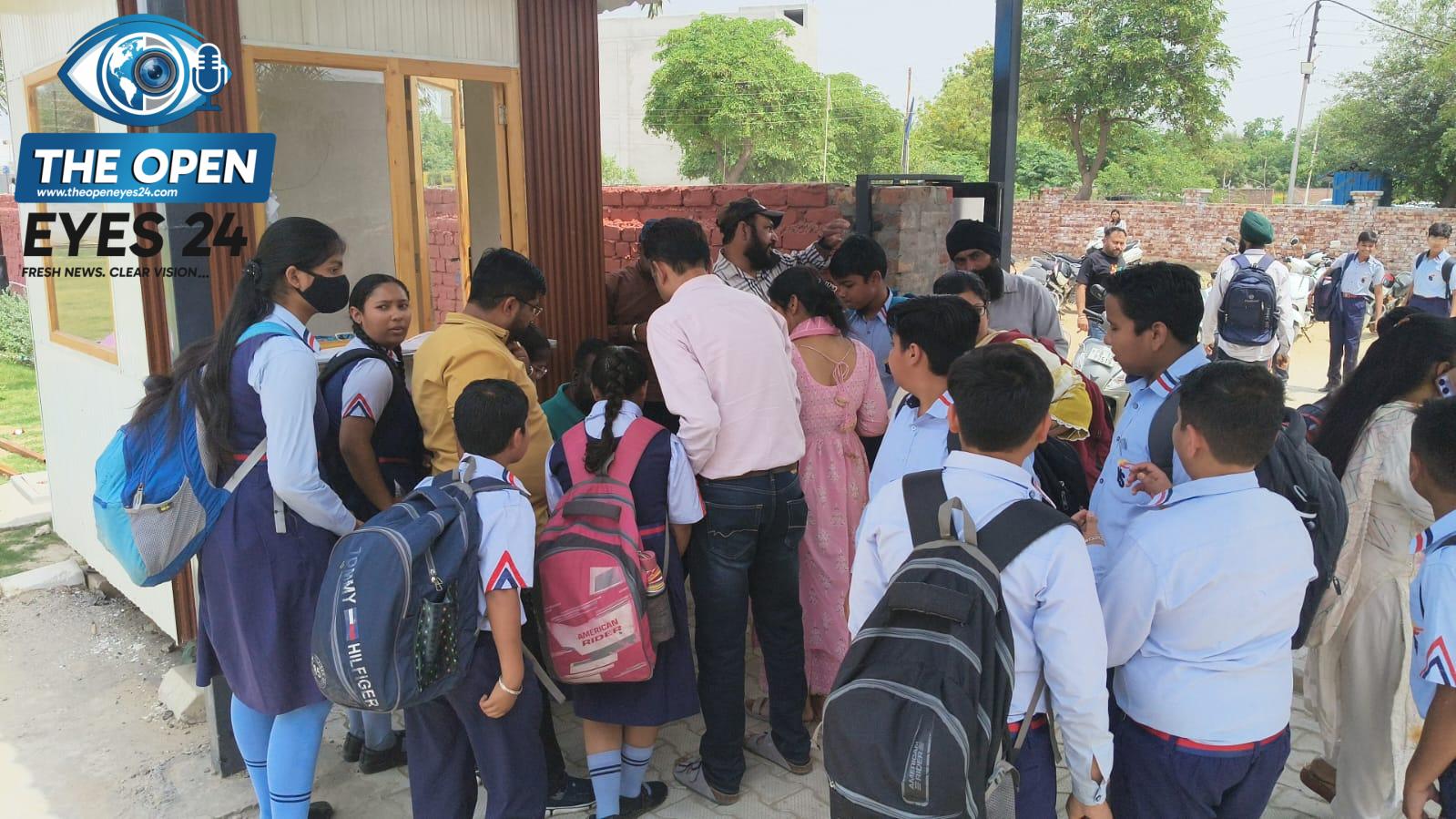 . ਇੱਕ ਨਿੱਜੀ ਸਕੂਲ ਵਿੱਚੋ ਬੰਬ ਮਿਲਣ ਦੀ ਧਮਕੀ ਪਿੱਛੋਂ ਸਕੂਲ ਵਿੱਚੋ ਆਪਣੇ ਬੱਚਿਆਂ ਨੂੰ ਲਿਜਾਂਦੇ ਹੋਏ ਮਾਪੇ