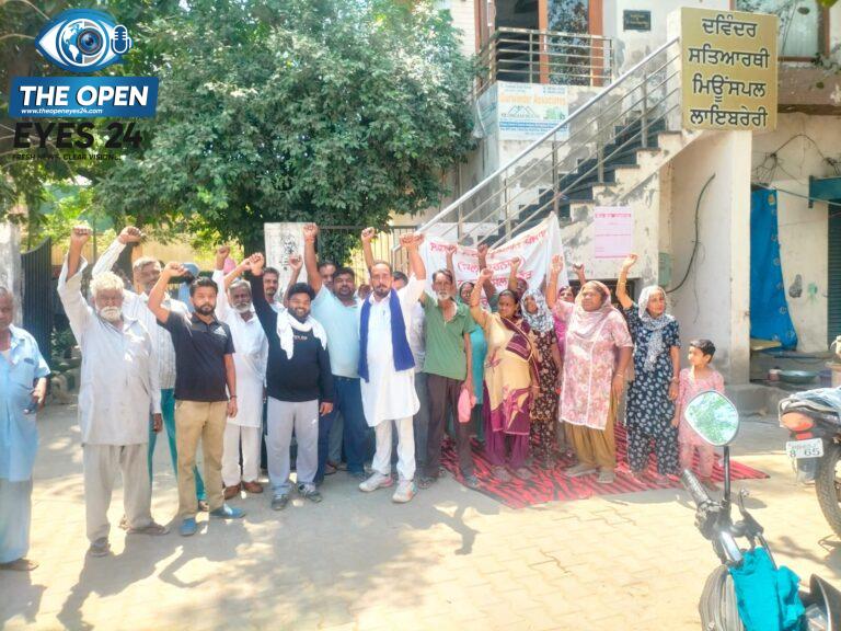 ਭਦੌੜ: ਨਗਰ ਕੌਂਸਲ ਦੇ ਝੂਠੇ ਭਰੋਸਿਆਂ ਤੋਂ ਅੱਕੇ ਸਫ਼ਾਈ ਸੇਵਕ; ਦਸਵੇਂ ਦਿਨ ਵੀ ਹੜਤਾਲ ਜਾਰੀ, ਦਫ਼ਤਰ ਮੂਹਰੇ ਲੱਗੇ ਕੂੜੇ ਦੇ ਢੇਰ