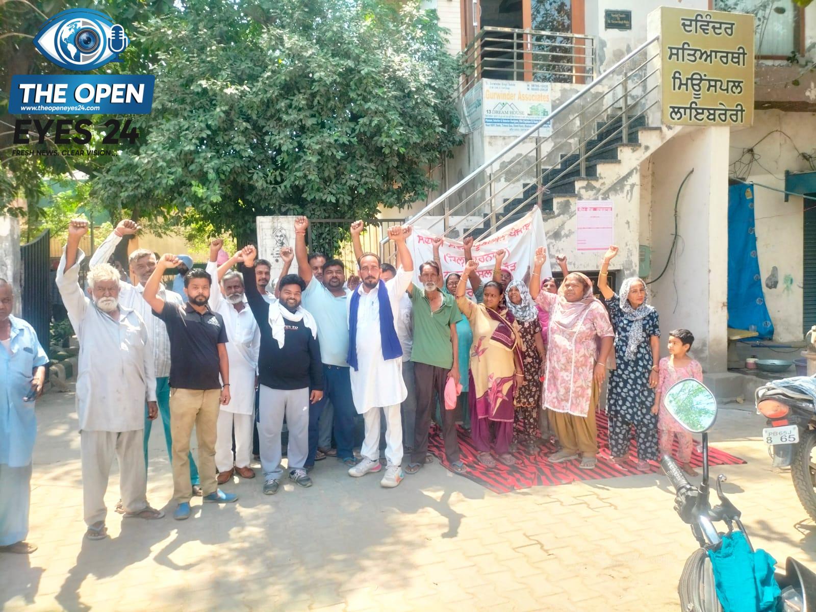 ਭਦੌੜ: ਨਗਰ ਕੌਂਸਲ ਦੇ ਝੂਠੇ ਭਰੋਸਿਆਂ ਤੋਂ ਅੱਕੇ ਸਫ਼ਾਈ ਸੇਵਕ; ਦਸਵੇਂ ਦਿਨ ਵੀ ਹੜਤਾਲ ਜਾਰੀ, ਦਫ਼ਤਰ ਮੂਹਰੇ ਲੱਗੇ ਕੂੜੇ ਦੇ ਢੇਰ