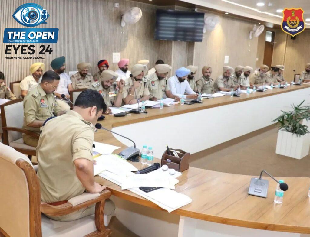 ਬਰਨਾਲਾ ਪੁਲਿਸ ਦੀ ਅਹਿਮ ਮੀਟਿੰਗ: ਐਸ.ਐਸ.ਪੀ. ਵੱਲੋਂ ਨਸ਼ਾ ਤਸਕਰਾਂ ਦੀਆਂ ਜਾਇਦਾਦਾਂ ਕੁਰਕ ਕਰਨ ਅਤੇ ਅਮਨ-ਕਾਨੂੰਨ ਦੀ ਸਥਿਤੀ ਨੂੰ ਮਜ਼ਬੂਤ ਕਰਨ ਦੇ ਸਖ਼ਤ ਨਿਰਦੇਸ਼