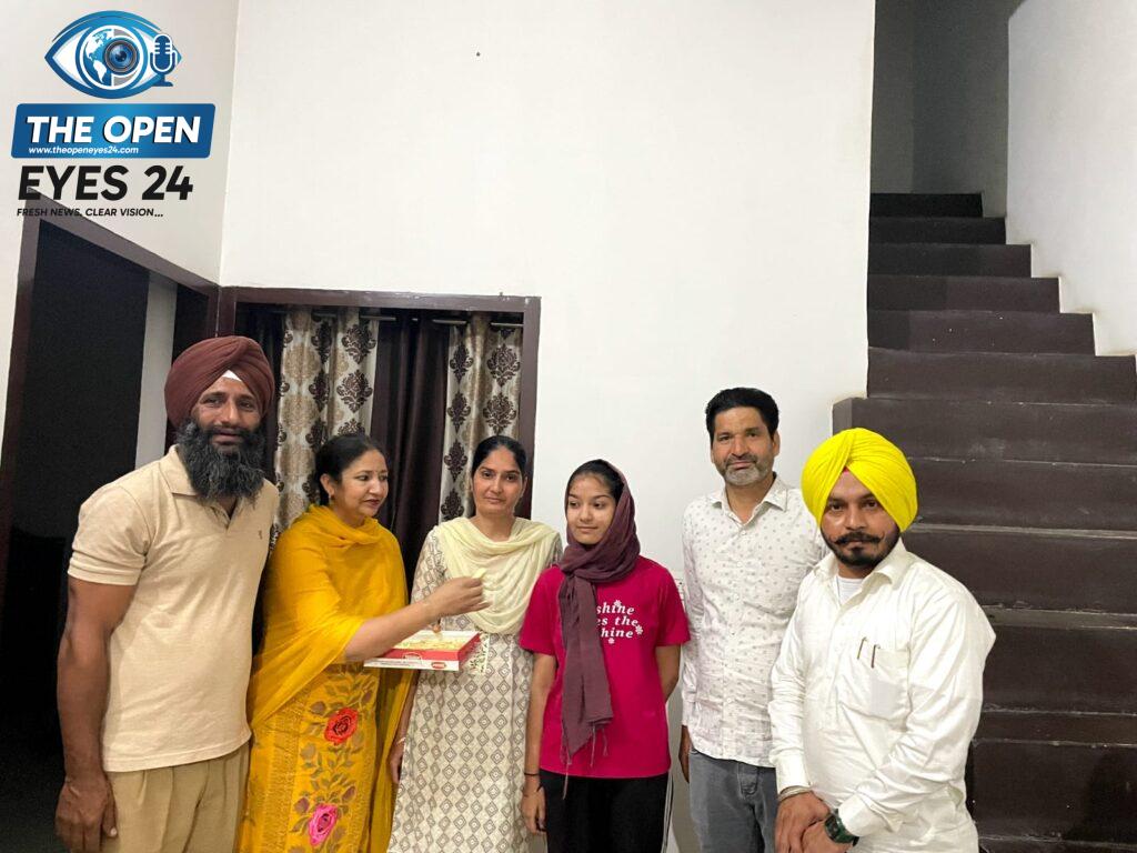 ਰੂਬੀ ਦਾ ਮੂੰਹ ਮਿੱਠਾ ਕਰਵਾਉਣ ਸਮੇਂ ਸਕੂਲ ਇੰਚਾਰਜ ਨਿਰਮਲ ਸਿੰਘ ਤੇ ਹੋਰ ਅਧਿਆਪਕ।  