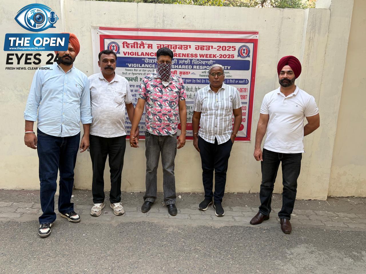 ਵਿਜੀਲੈਂਸ ਬਿਊਰੋ ਨੇ ਇੱਕ ਵੱਡੀ ਕਾਰਵਾਈ ਕਰਦਿਆਂ ਹੋਏ ਇੱਕ ਪਟਵਾਰੀ ਨੂੰ 15,000 ਰੁਪਏ ਰਿਸ਼ਵਤ ਲੈਂਦਿਆਂ ਰੰਗੇ ਹੱਥੀਂ ਕੀਤਾ ਗ੍ਰਿਫ਼ਤਾਰ।