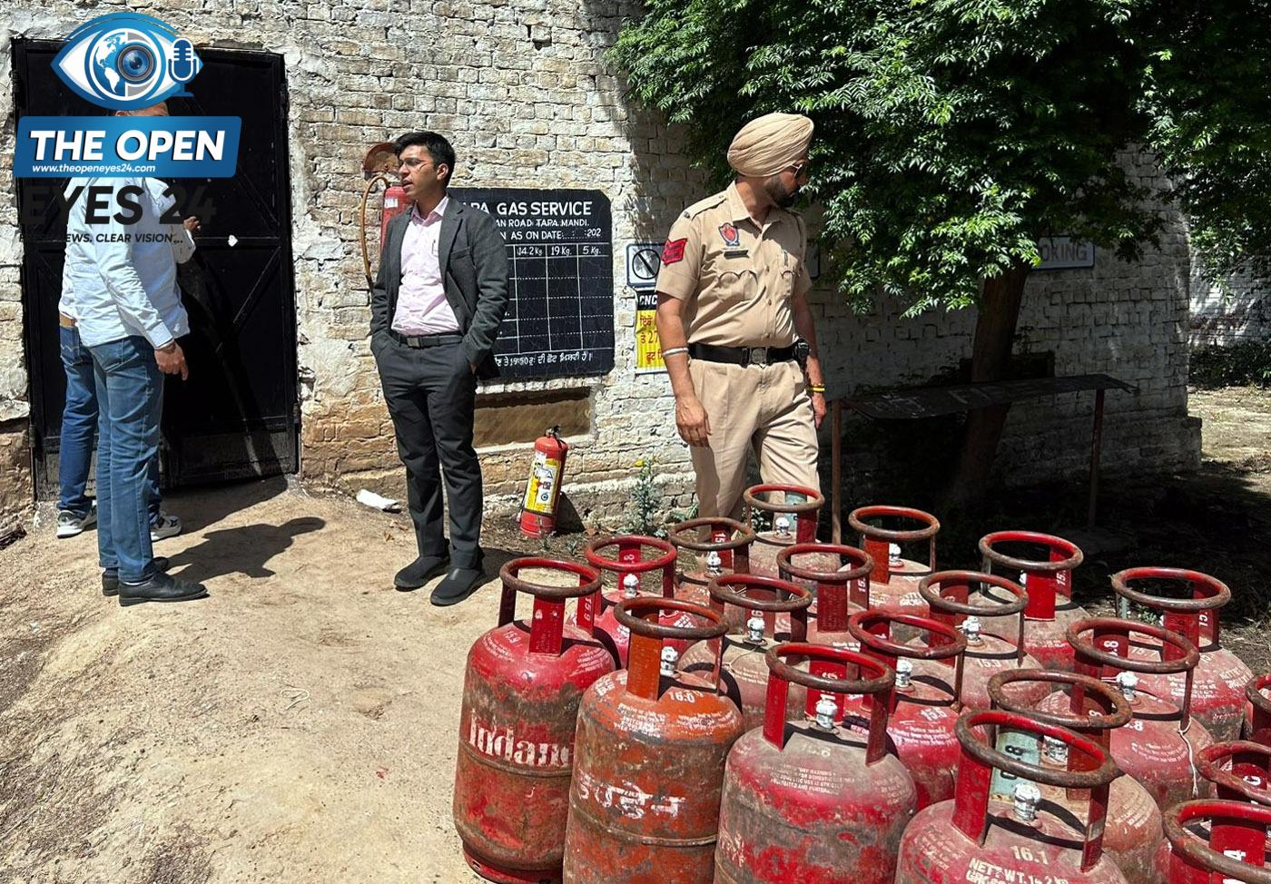 ਐੱਸਡੀਐਮ ਆਯੂਸ਼ ਗੋਇਲ ਵਲੋਂ ਗੈਸ ਏਜੰਸੀ ਦੀ ਅਚਾਨਕ ਚੈਕਿੰਗ