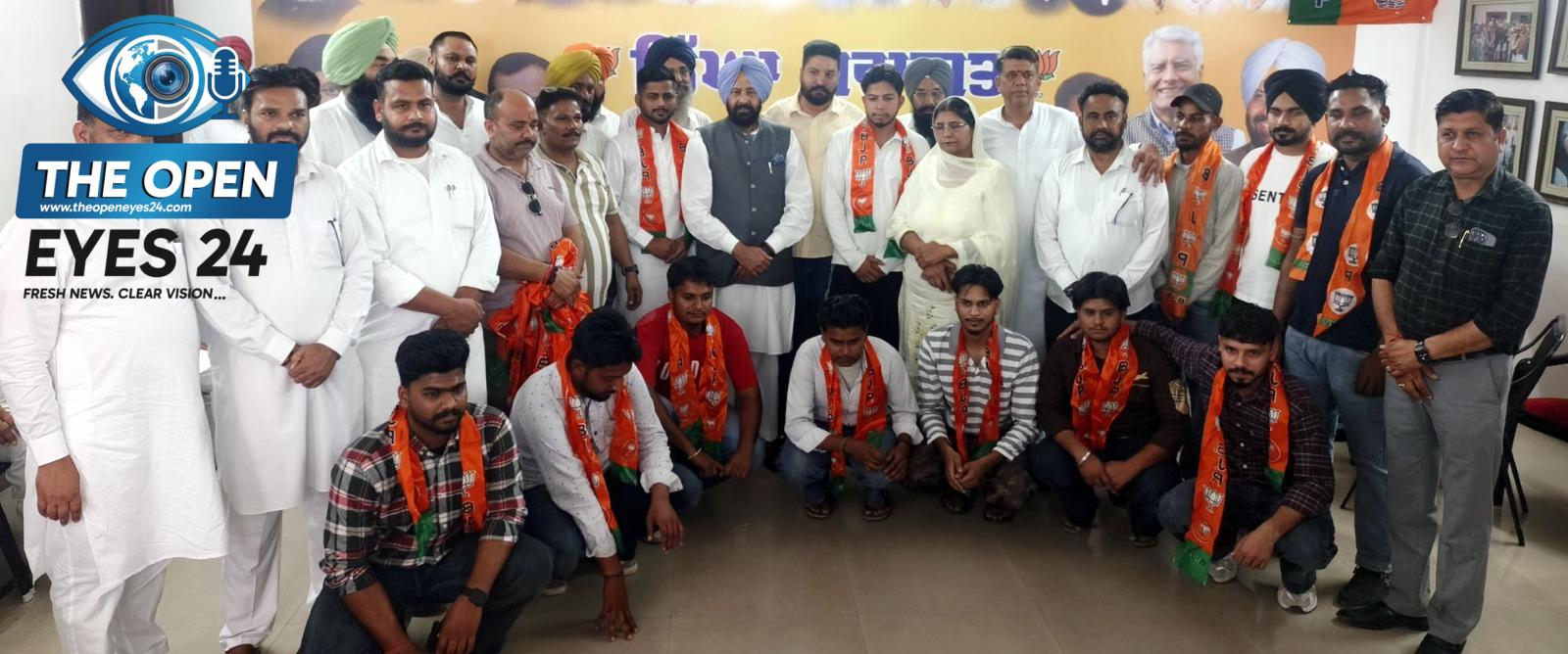 ਰਜਿੰਦਰ ਉੱਪਲ ਦੀ ਪ੍ਰੇਰਨਾ ਸਦਕਾ: ਪ੍ਰਧਾਨ ਮੰਤਰੀ ਮੋਦੀ ਦੀਆਂ ਨੀਤੀਆਂ ਤੋਂ ਪ੍ਰਭਾਵਿਤ ਹੋ ਕੇ ਦਰਜਨਾਂ ਨੌਜਵਾਨ ਭਾਜਪਾ ’ਚ ਸ਼ਾਮਲ; ਕੇਵਲ ਸਿੰਘ ਢਿੱਲੋਂ ਨੇ ਕੀਤਾ ਸਵਾਗਤ