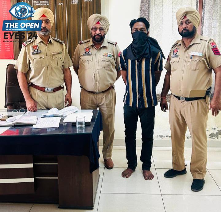 ਕੈਪਸਨ ਥਾਣਾ ਮਹਿਲ ਕਲਾਂ ਵਿਖੇ ਗਿਰਫਤਦਾਰ ਕੀਤੇ ਵਿਅਕਤੀ ਨਾਲ ਪੁਲਿਸ ਪਾਰਟੀ