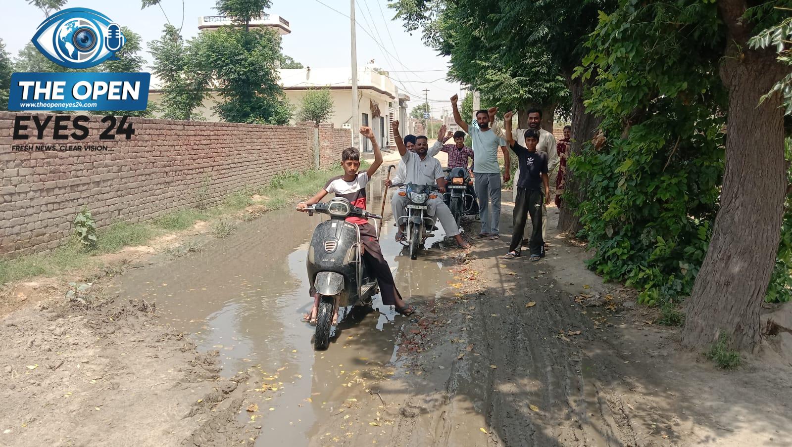 ਸੀਵਰੇਜ ਬੋਰਡ ਦੀ ਅਣਗਹਿਲੀ ਕਾਰਨ ਸੜਕ ਤੇ ਬਣਿਆ ਛੱਪੜ ਦੇ ਰਿਹਾ ਹੈ ਹਾਦਸਿਆਂ ਨੂੰ ਸੱਦਾ