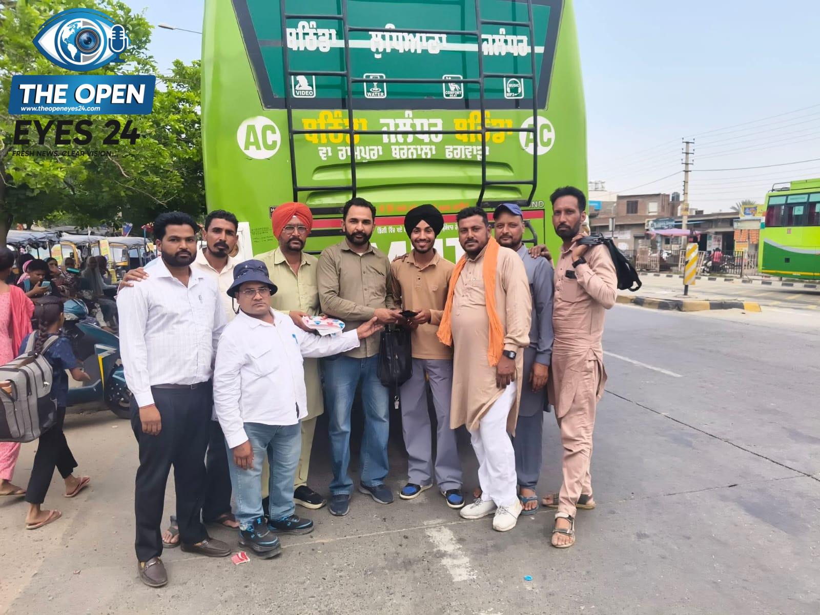 ਇਨਸਾਨੀਅਤ ਅਜੇ ਜ਼ਿੰਦਾ ਹੈ! ਗੁਆਚਿਆ ਹੋਇਆ ਪਰਸ ਤੇ 4000 ਦੀ ਨਕਦੀ ਵਾਪਸ ਕਰਦੇ ਹੋਏ ਇਮਾਨਦਾਰ ਕੰਡਕਟਰ।