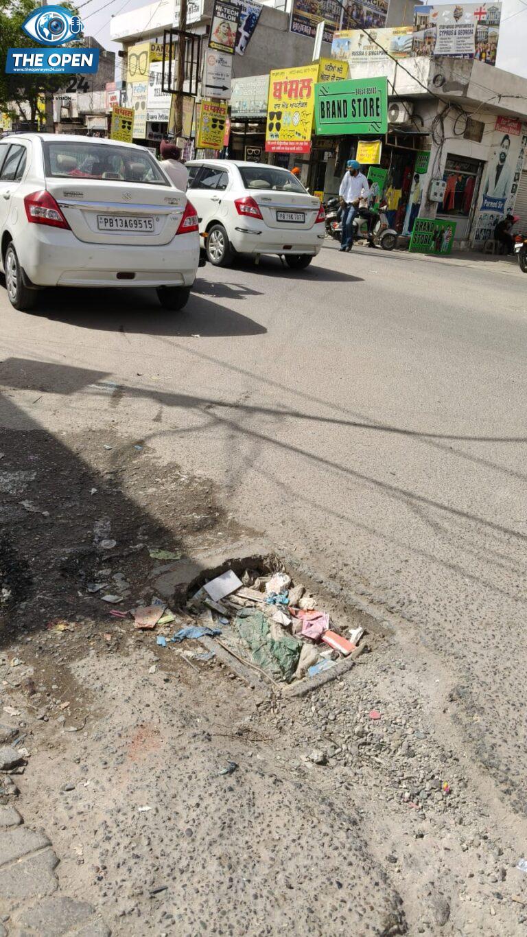 ਫੋਟੋ ਕੈਪਸ਼ਨ: ਬਰਨਾਲਾ ਦੀ ਪ੍ਰੇਮ ਪ੍ਰਧਾਨ ਮਾਰਕੀਟ ਵਿੱਚ ਟੁੱਟੇ ਹੋਏ ਮੇਨ ਹੋਲ ਦੇ ਢੱਕਣ ਦੀ ਫੋਟੋ।