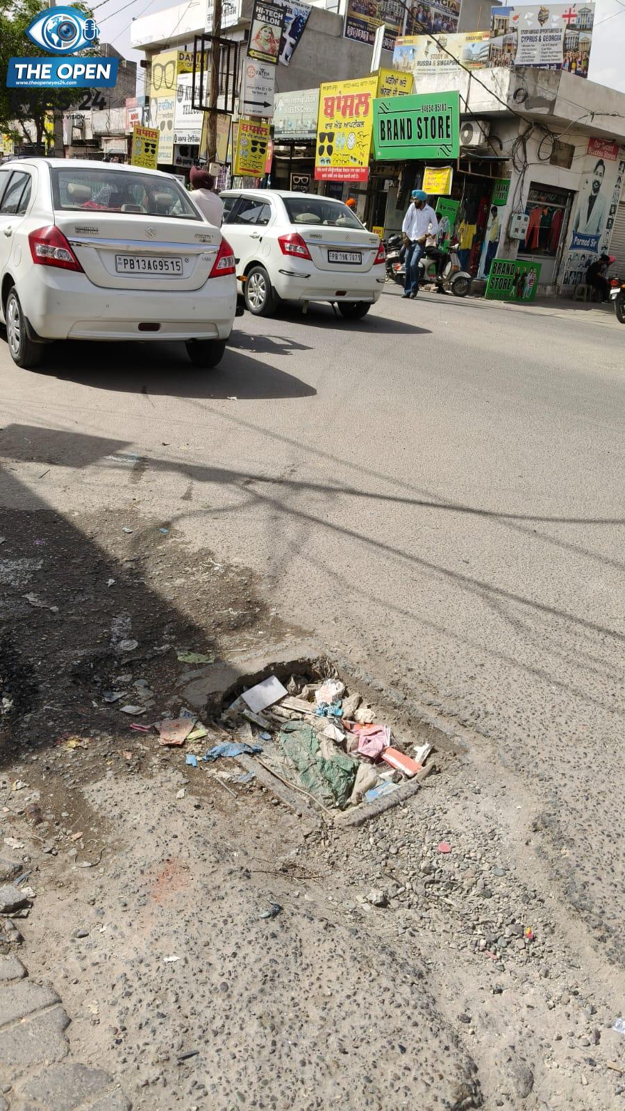 ਫੋਟੋ ਕੈਪਸ਼ਨ: ਬਰਨਾਲਾ ਦੀ ਪ੍ਰੇਮ ਪ੍ਰਧਾਨ ਮਾਰਕੀਟ ਵਿੱਚ ਟੁੱਟੇ ਹੋਏ ਮੇਨ ਹੋਲ ਦੇ ਢੱਕਣ ਦੀ ਫੋਟੋ।