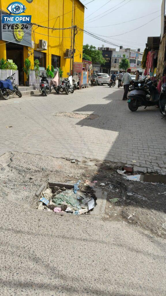 ਫੋਟੋ ਕੈਪਸ਼ਨ: ਬਰਨਾਲਾ ਦੀ ਪ੍ਰੇਮ ਪ੍ਰਧਾਨ ਮਾਰਕੀਟ ਵਿੱਚ ਟੁੱਟੇ ਹੋਏ ਮੇਨ ਹੋਲ ਦੇ ਢੱਕਣ ਦੀ ਫੋਟੋ।