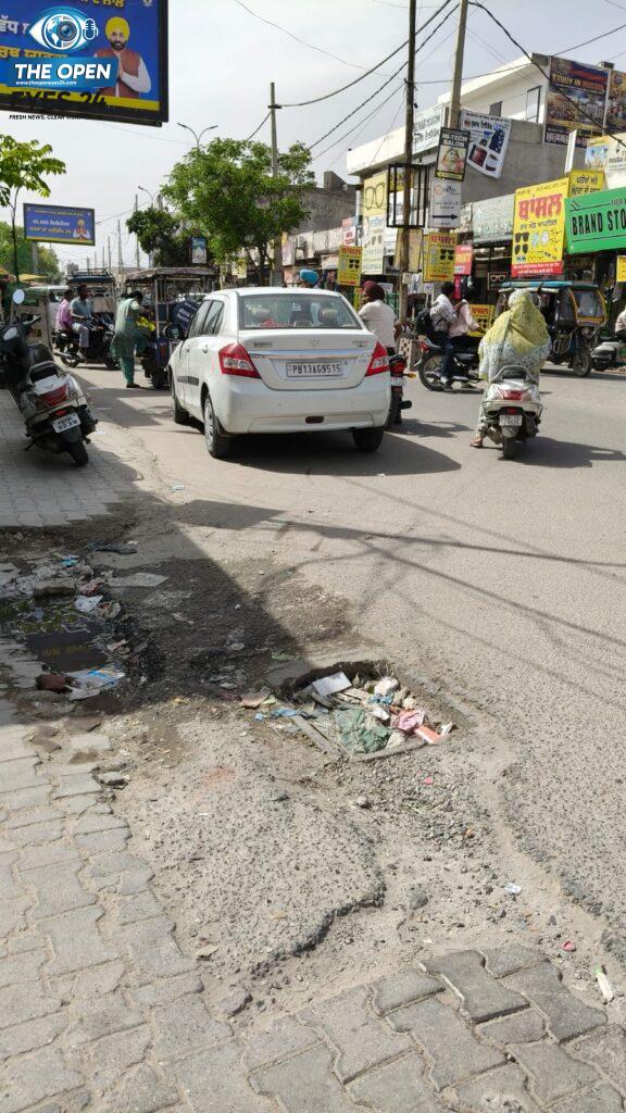 ਫੋਟੋ ਕੈਪਸ਼ਨ: ਬਰਨਾਲਾ ਦੀ ਪ੍ਰੇਮ ਪ੍ਰਧਾਨ ਮਾਰਕੀਟ ਵਿੱਚ ਟੁੱਟੇ ਹੋਏ ਮੇਨ ਹੋਲ ਦੇ ਢੱਕਣ ਦੀ ਫੋਟੋ।