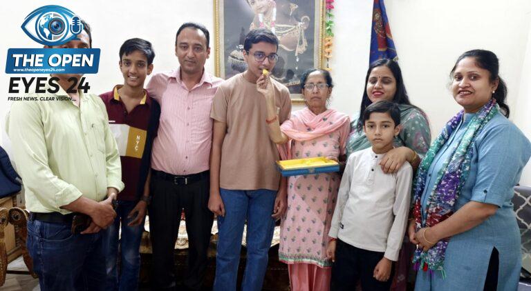 ਪ੍ਰਣੇ ਗਰਗਦਾ ਮੂੰਹ ਮਿੱਠਾ ਕਰਵਾਉਂਦੇ ਹੋਏ ਉਸਦੇ ਪਿਤਾ ਵਿਕਾਸ ਗਰਗ ਤੇ ਪਰਿਵਾਰ।