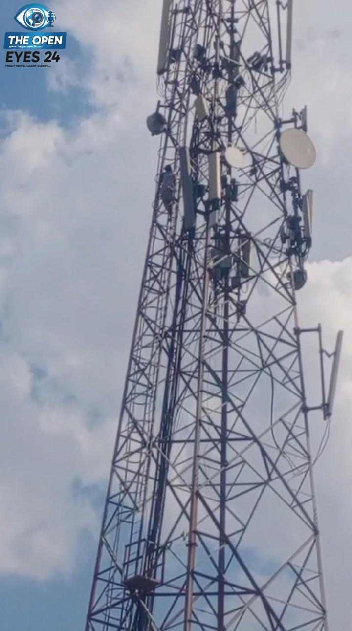 ਸਰਪੰਚ ਤੋਂ ਪ੍ਰੇਸ਼ਾਨ ਨੌਜਵਾਨ 150 ਫੁੱਟ ਉੱਚੇ ਮੋਬਾਈਲ ਟਾਵਰ `ਤੇ ਚੜ੍ਹਿਆ, ਰੋਂਦੇ-ਕੁਰਲਾਉਂਦੇ ਦੀ ਵੀਡੀਓ ਵਾਇਰਲ