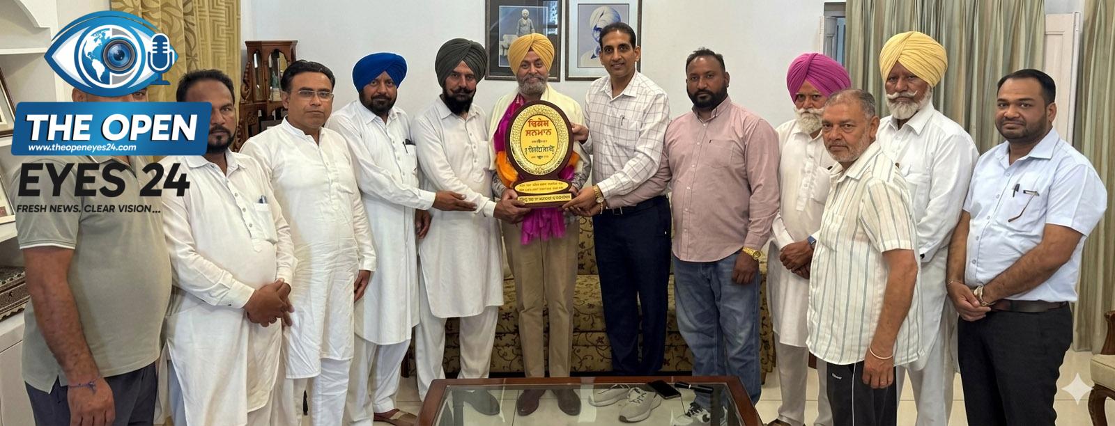 ਭਦੌੜ ਦੇ ਵਿਕਾਸ ਲਈ ਦਰਿਆਦਿਲੀ: ਬੱਸ ਅੱਡੇ ਲਈ ਜ਼ਮੀਨ ਦਾਨ ਕਰਨ ਵਾਲੇ ਪਰਿਵਾਰ ਦਾ ਨਗਰ ਕੌਂਸਲ ਵੱਲੋਂ ਵਿਸ਼ੇਸ਼ ਸਨਮਾਨ