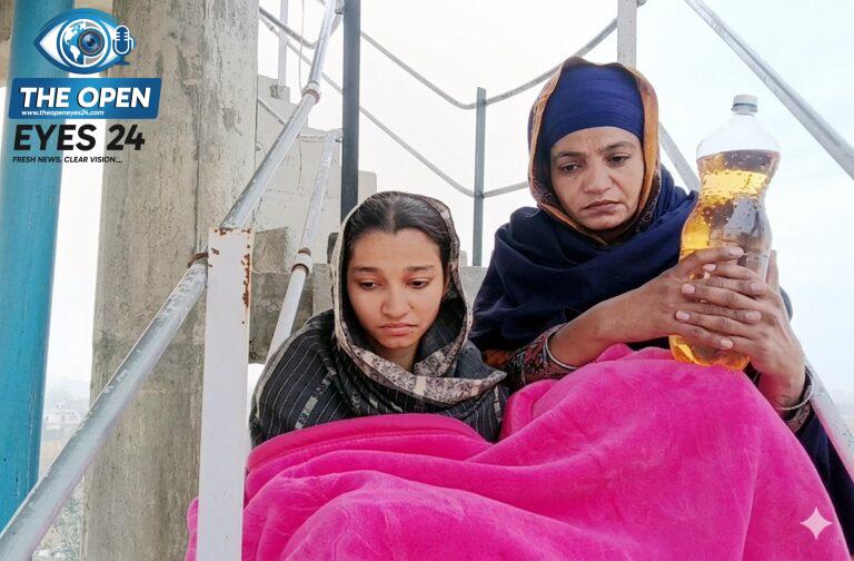 ਬਰਨਾਲਾ ਦੇ ਰੂੜੇਕੇ ਕਲਾਂ `ਚ ਹੜਕੰਪ: ਇਨਸਾਫ਼ ਲਈ ਵਰ੍ਹਦੇ ਮੀਂਹ `ਚ ਪੈਟਰੋਲ ਦੀ ਬੋਤਲ ਲੈ ਕੇ ਟੈਂਕੀ `ਤੇ ਚੜ੍ਹੀਆਂ ਅੰਮ੍ਰਿਤਧਾਰੀ ਮਾਂ-ਧੀ