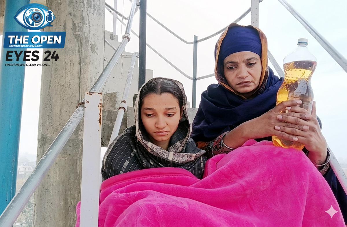 ਬਰਨਾਲਾ ਦੇ ਰੂੜੇਕੇ ਕਲਾਂ `ਚ ਹੜਕੰਪ: ਇਨਸਾਫ਼ ਲਈ ਵਰ੍ਹਦੇ ਮੀਂਹ `ਚ ਪੈਟਰੋਲ ਦੀ ਬੋਤਲ ਲੈ ਕੇ ਟੈਂਕੀ `ਤੇ ਚੜ੍ਹੀਆਂ ਅੰਮ੍ਰਿਤਧਾਰੀ ਮਾਂ-ਧੀ