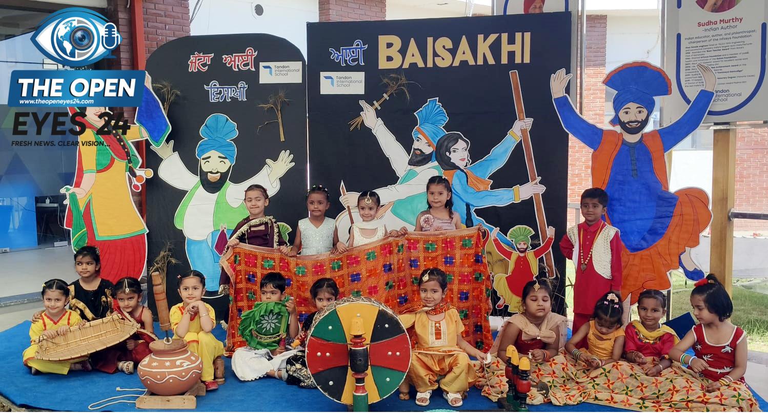 ਕੈਪਸ਼ਨ - ਟੰਡਨ ਇੰਟਰਨੈਸ਼ਨਲ ਸਕੂਲ ਬਰਨਾਲਾ ਵਿਹੜੇ ਵਿਸਾਖੀ ਦੇ ਤਿਉਹਾਰ ਮੌਕੇ ਇੱਕ ਪੇਸ਼ਕਾਰੀ ਦਿੰਦੇ ਹੋਏ ਨੰਨ੍ਹੇ ਬੱਚੇ।