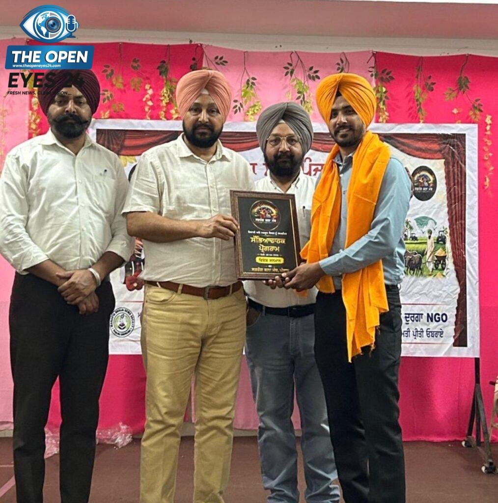 ਕੈਪਸ਼ਨ: ਸਭਰੰਗ ਕਲਾ ਮੰਚ ਵੱਲੋਂ ਕਰਵਾਏ ਗਏ ਸੱਭਿਆਚਾਰਕ ਮੁਕਾਬਲਿਆਂ ਦੇ ਜੇਤੂ ਬੱਚਿਆਂ ਨੂੰ ਸਨਮਾਨਿਤ ਕਰਦੇ ਹੋਏ ਪ੍ਰਬੰਧਕ ਅਤੇ ਹੋਰ ਸਨਮਾਨਯੋਗ ਸ਼ਖਸੀਅਤਾਂ।