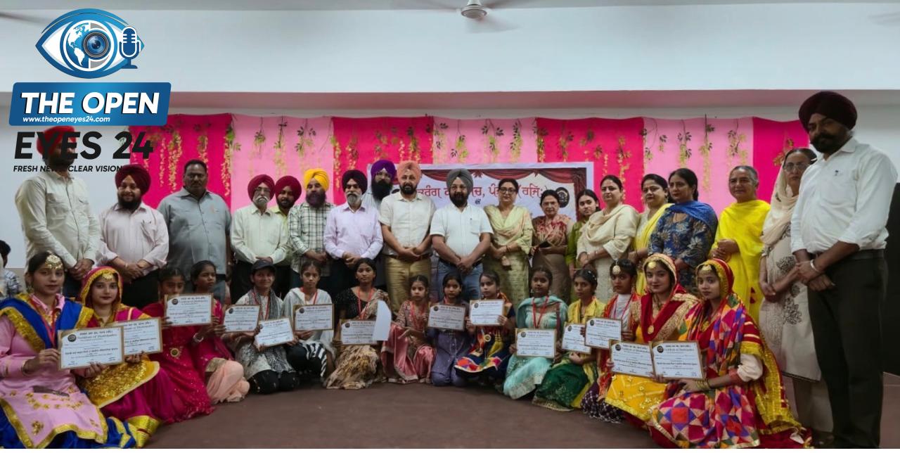 ਕੈਪਸ਼ਨ: ਸਭਰੰਗ ਕਲਾ ਮੰਚ ਵੱਲੋਂ ਕਰਵਾਏ ਗਏ ਸੱਭਿਆਚਾਰਕ ਮੁਕਾਬਲਿਆਂ ਦੇ ਜੇਤੂ ਬੱਚਿਆਂ ਨੂੰ ਸਨਮਾਨਿਤ ਕਰਦੇ ਹੋਏ ਪ੍ਰਬੰਧਕ ਅਤੇ ਹੋਰ ਸਨਮਾਨਯੋਗ ਸ਼ਖਸੀਅਤਾਂ।