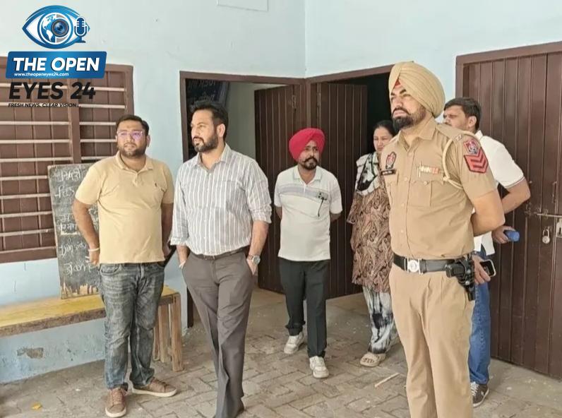 ਫੋਟੋ ਕੈਪਸ਼ਨ: ਨਗਰ ਕੌਂਸਲ ਅਤੇ ਨਗਰ ਪੰਚਾਇਤ ਚੋਣਾਂ ਦੇ ਮੱਦੇਨਜ਼ਰ ਪੋਲਿੰਗ ਬੂਥਾਂ ਦਾ ਨਿਰੀਖਣ ਕਰਕੇ ਪ੍ਰਬੰਧਾਂ ਦਾ ਜਾਇਜ਼ਾ ਲੈਂਦੇ ਹੋਏ ਪ੍ਰਸ਼ਾਸਨਿਕ ਅਧਿਕਾਰੀ।